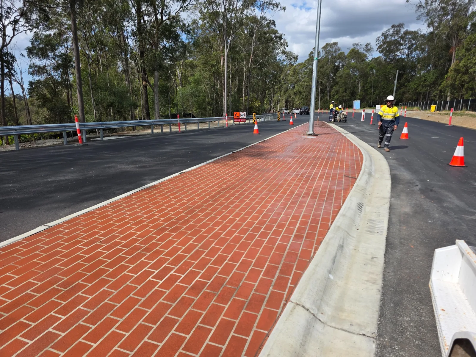 Brick-pattern finish following a curved concrete island